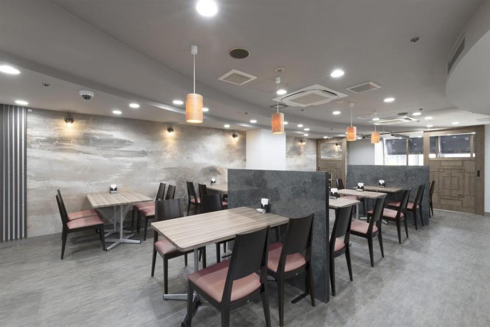 自然光が差し込む、明るく心地よいランチタイムをお過ごしください